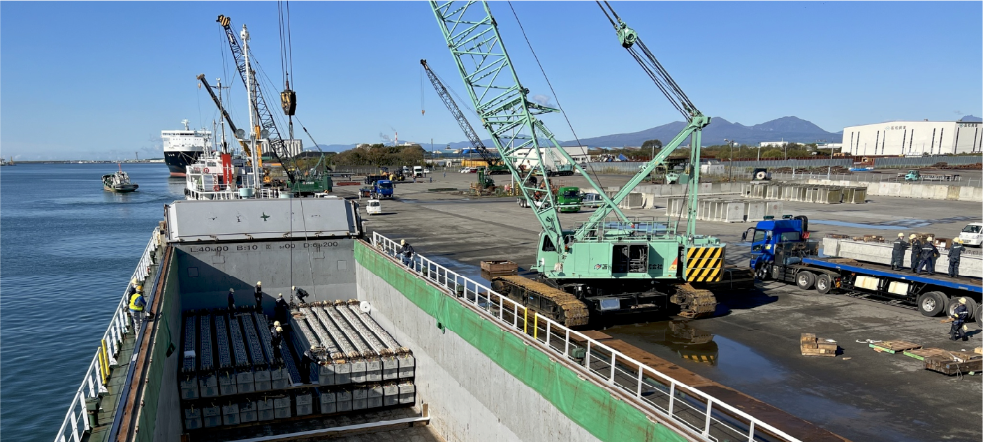 苫小牧港の荷役風景