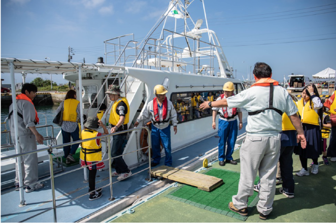 体験航海で船に乗る参加者の様子